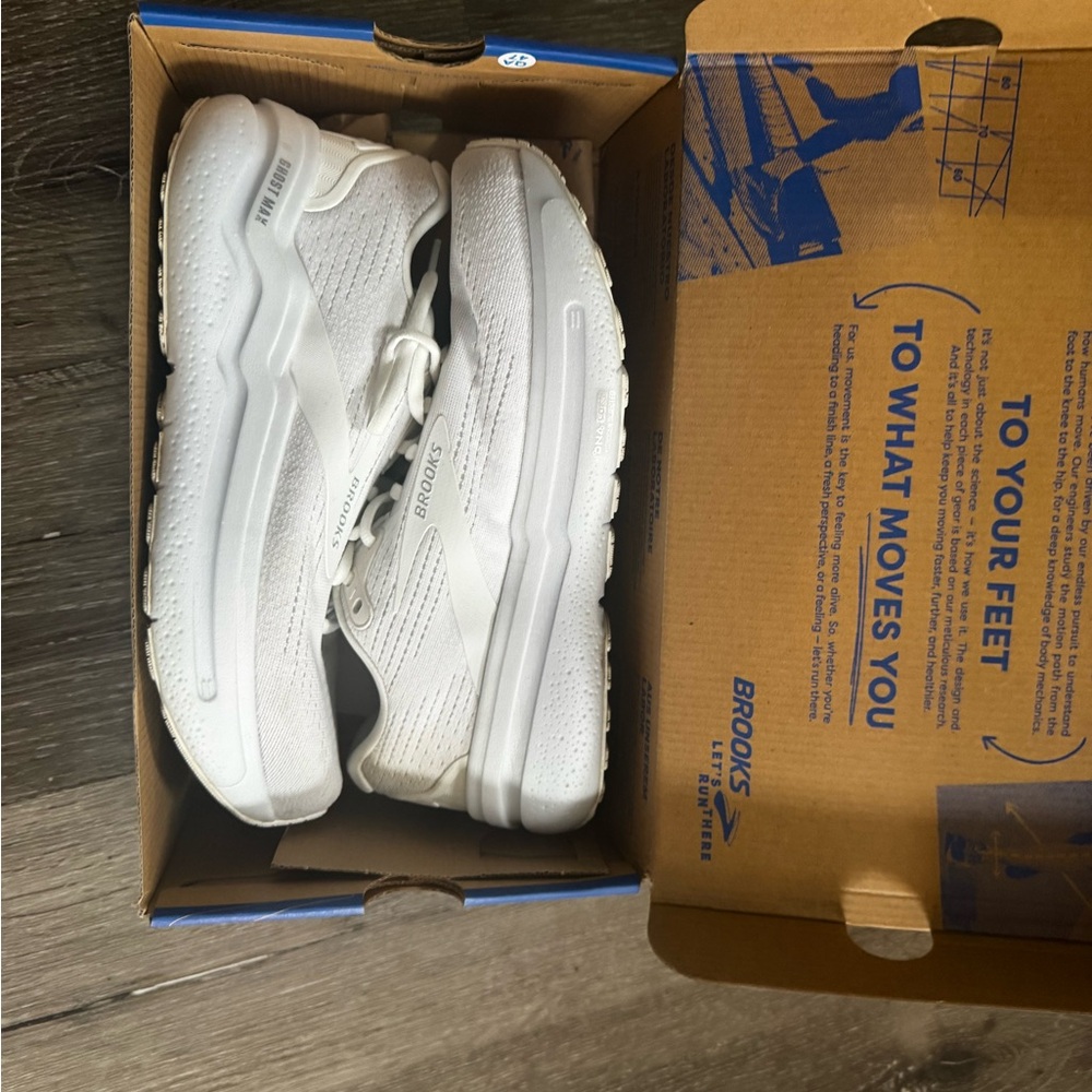 Brooks Ghost Max 2 White Women’s size 9